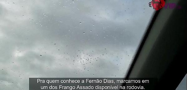  Cristina Almeida no estacionamento do frango assado fernão dias, recebendo um presente de natal, o safado come sem camisinha e goza dentro da buceta na frente do corno manso que filma e é xingado por ela